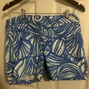 Women’s blue and white vineyard vines shorts, size 8